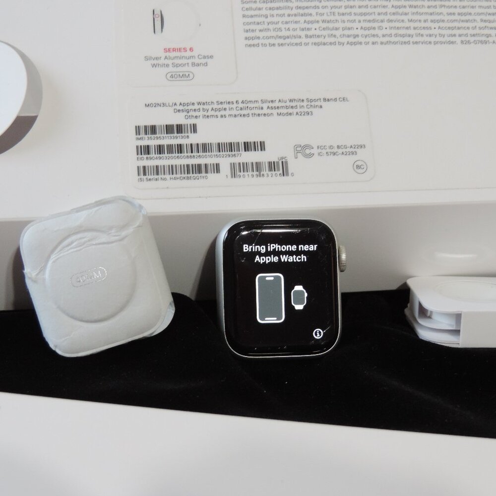 Apple Watch Series 6 GPS + Cellular 40mm Silver Aluminum Case White Sport Band